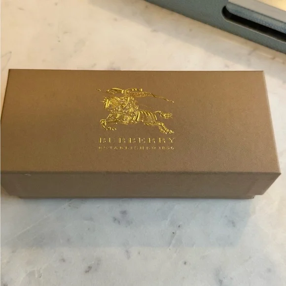 Burberry Black Sunglasses - Picture 10 of 10